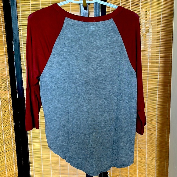 FIFTH SUN statement long sleeve tees size LARGE COLOR grey&maroon C$8 - Picture 5 of 5